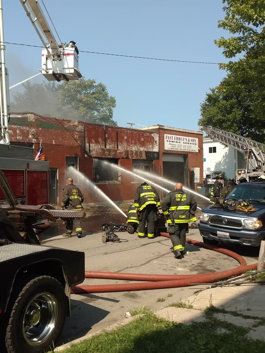 Bomberos tratan de apagar un incendio al norte del barrio de Lawndale. Por ahora no se ha informado qué pudo haberlo provocado.