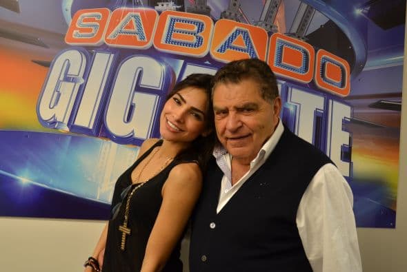 La ganadora de Nuestra Belleza Latina 2007 dice que esa es una de las lecciones que aprendió de su mentor, Don Francisco: “
<b>El me dijo ‘La preparación es la base de la improvisación, si uno está preparado puede improvisar muy bien’, </b>y eso es algo que al conducir un programa en vivo es indispensable”.
<br>
<br>