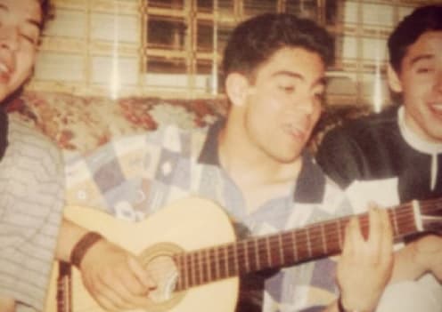 Aunque era un hombre delgado aún no mostraba una figura musculosa.