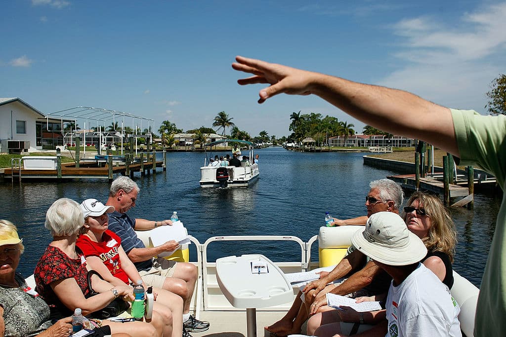 Bill Mitchell en un paseo con posibles compradores de bienes raíces en 
<b>Cape Coral,</b> Florida, que se encuentra en la
<b> octava posición</b>.