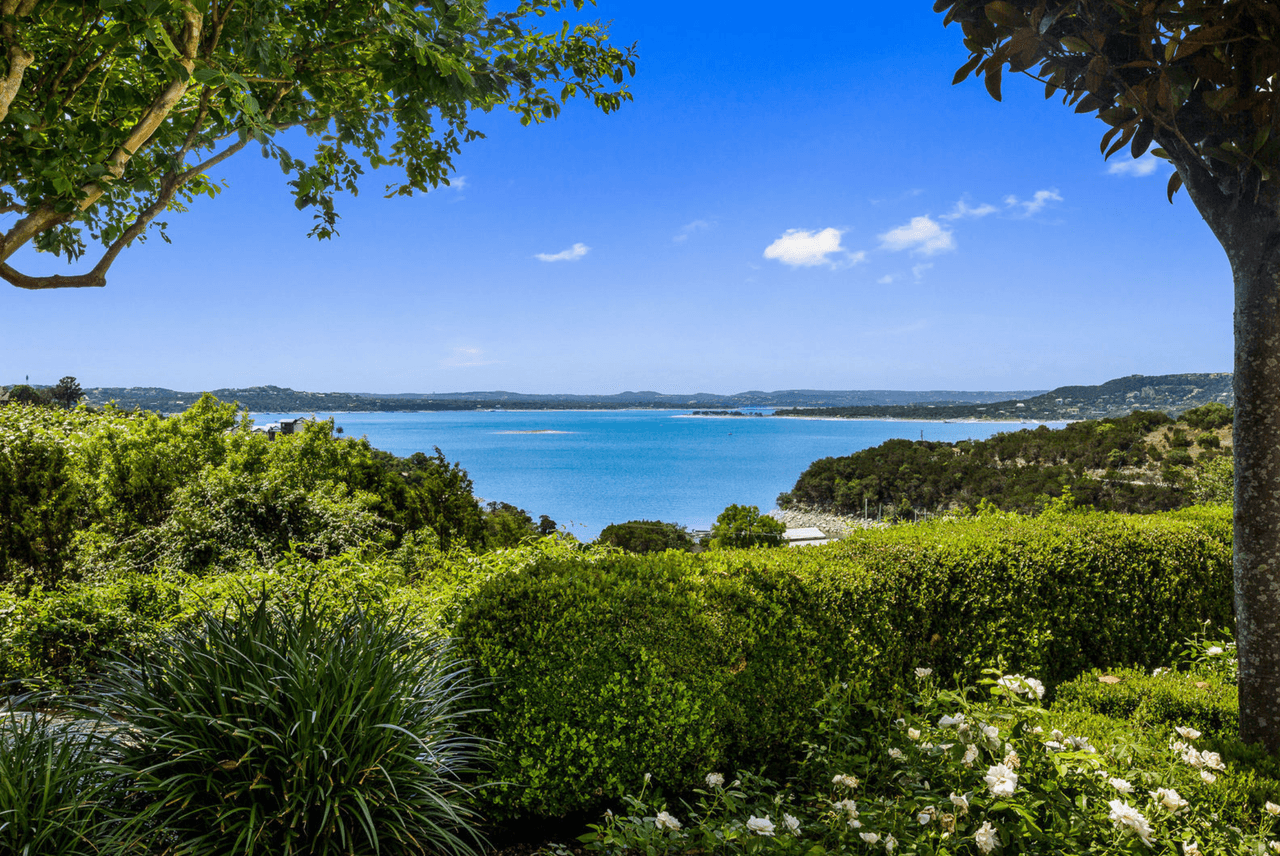 También cuenta con senderos y jardínes privados.