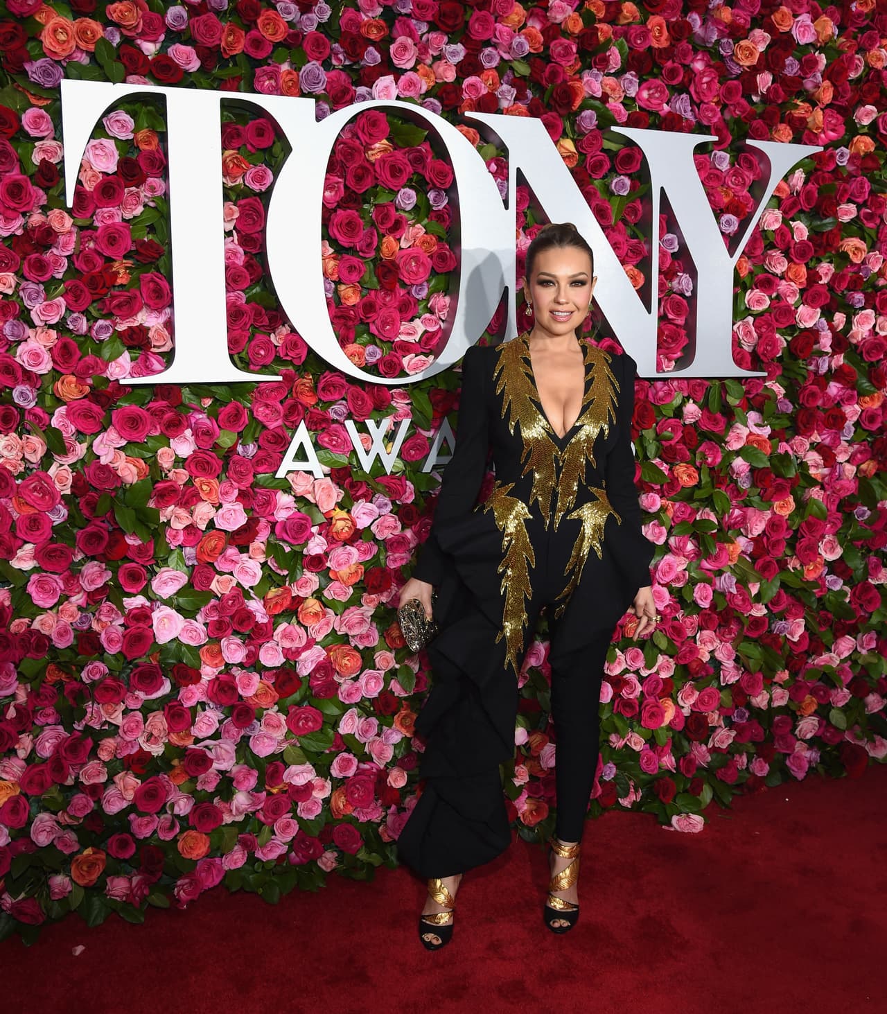 La actriz y cantante Thalía llegó puntual a la alfombra roja de los Tony Awards, luciendo un original modelo.