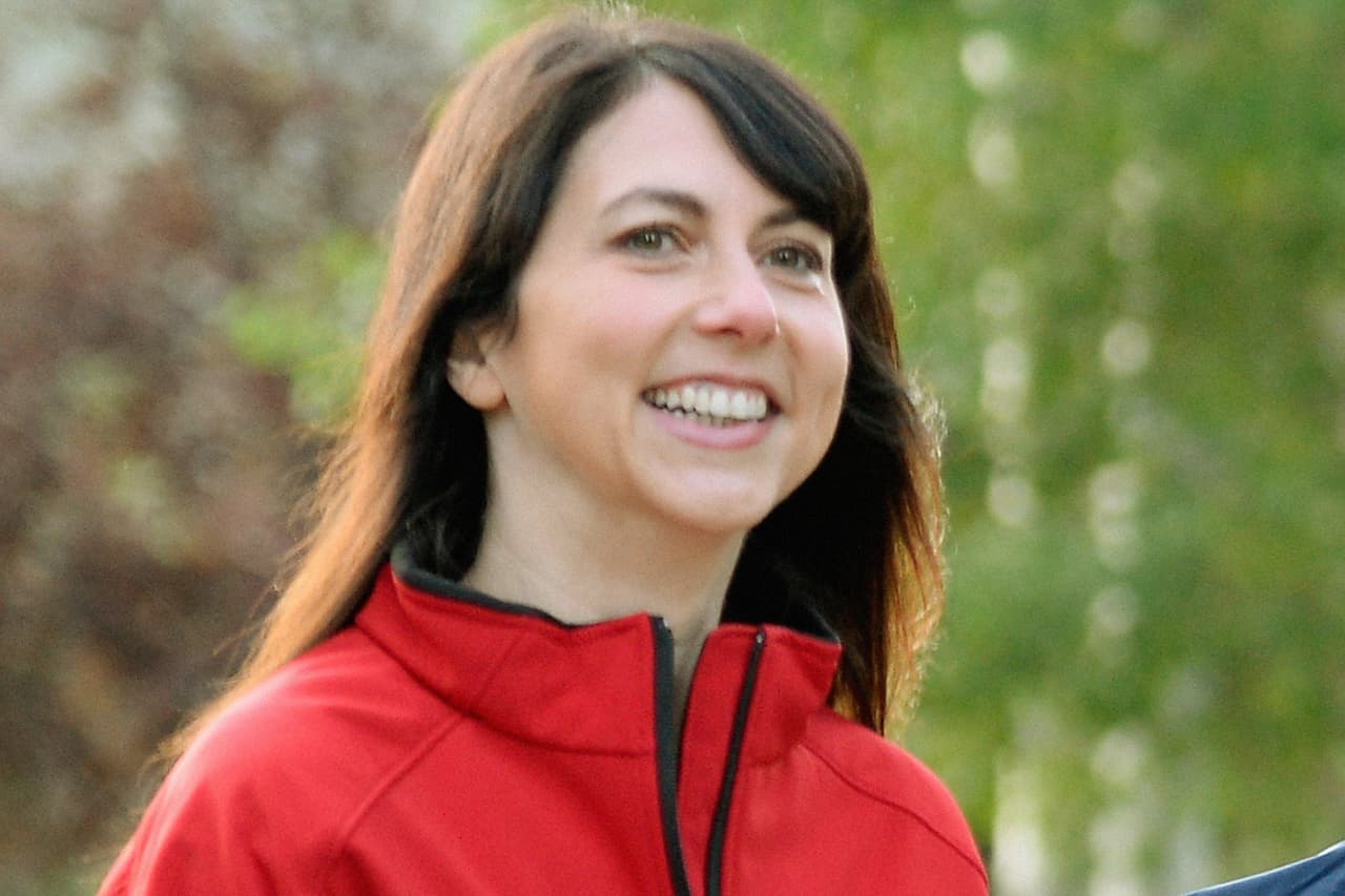 <b>Puesto 3. MacKenzie Scott.</b>
<br>
<br>Patrimonio total: 53,600 millones de dólares.
<br>Ciudadanía: estadounidense.
<br>
<br>La exesposa de Jeff Bezos, fundador de Amazon, fue quien más realizó donaciones en el año de la pandemia. Entregó 5,800 millones de dólares a 500 organizaciones sin fines de lucro en Estados Unidos, apoyando causas que incluyeron la justicia racial, los derechos LGBTQ+ y la salud pública.
<br>
<br>Doce de las mujeres más adineradas de la lista comparten su fortuna con su esposo, hijo o hermano. En 2020 solo 7 mujeres multimillonarias compartían sus fortunas, según Forbes.
<br>