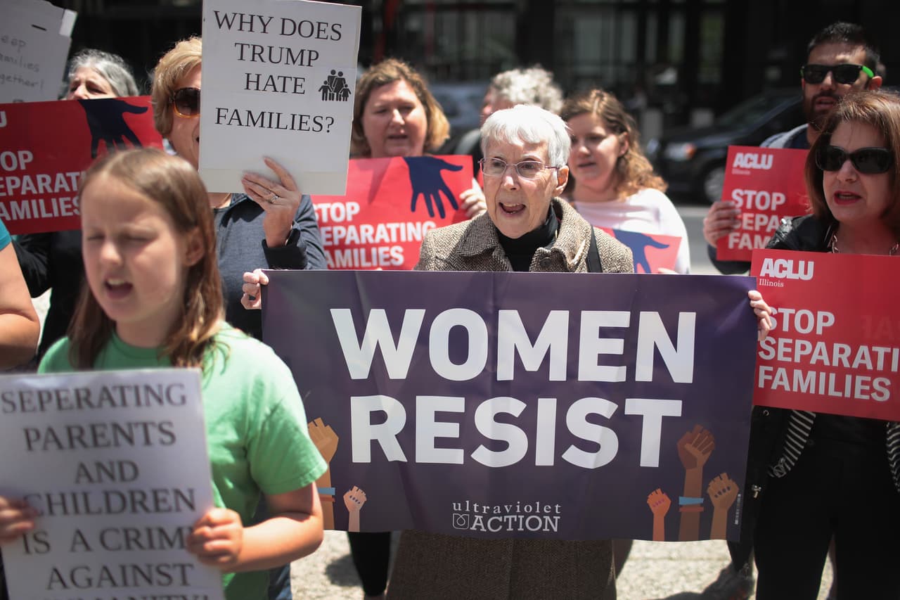 El gobierno de Barack Obama apostó por mantener unido a como mínimo un progenitor (normalmente la madre) con los hijos en los centros de detención de ICE o en libertad mientras seguían su proceso de deportación.