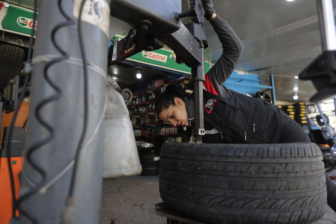 Pero, ¿qué se puede hacer si se es víctima de alguno de los muchos otros baches que faltan por cubrir? Aquí te decimos cómo puedes reclamar a la Secretaría de Chicago el pago por daños a tu auto o tu propiedad ocasionado por un bache. 
<br>