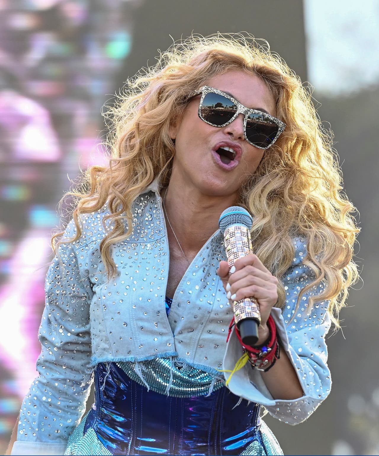 En el concierto de Long Beach, 'La Chica Dorada' le pidió al público un aplauso a su famosa madre, estrella de telenovelas como 
<b><a href="https://vix.com/es/detail/series-1935?utm_medium=internal_referral&utm_source=univision&utm_campaign=breaking_news&utm_content=ed_entertainment&utm_term=slideshow" target="_blank">El Vuelo de la Victoria, que puedes ver gratis aquí en ViX</a></b>. 
<br>