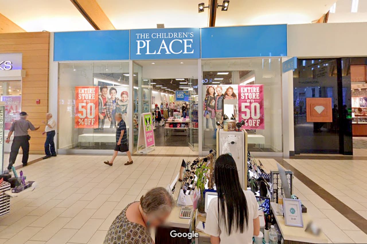 <b>The Children 's Place. </b>Sus pérdidas siguen acumulándose. En junio, el mayor minorista de ropa para niños anunció que cerraría más de 300 tiendas. A pesar de haber comprado a su mayor rival (Gymboree) es posible que la empresa no pueda evitar la quiebra, salvo que las ventas en línea puedan compensar las pérdidas.