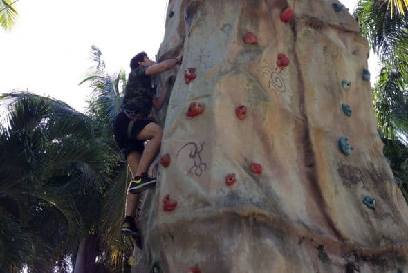 Gelena, Carlitos y Danilo realizaron algunas de las actividades más arriesgadas como escalada de pared y tirolesa.