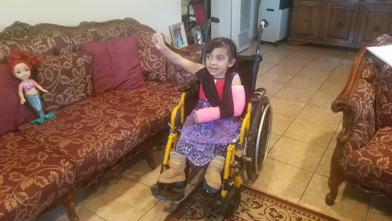 Optimista sobre su día a día, así vive la pequeña América. Nació con osteogénesis imperfecta (OI), una extraña enfermedad que ocasiona que los huesos sean extremadamente frágiles y que tenga una expectativa de vida un poco más corta que el resto de la población.