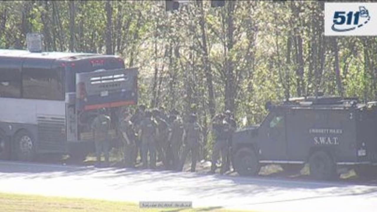 Atrapan al pasajero armado que subió a un autobús y provocó el cierre de la I-85