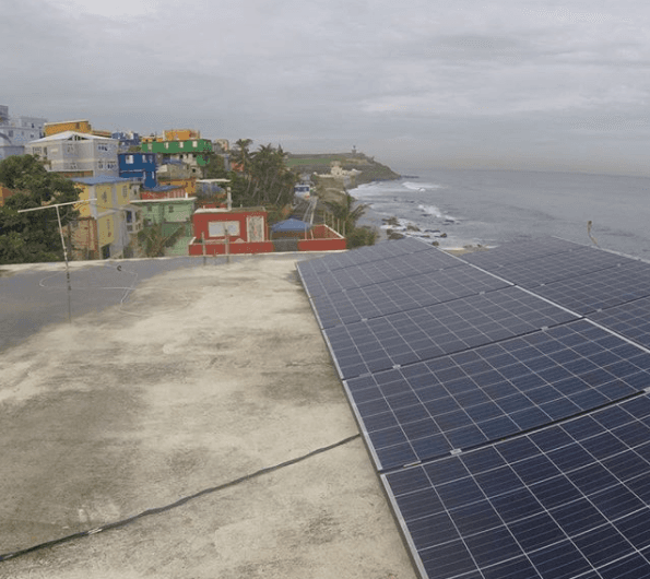 Así es como se ven las celdas solares que permiten el funcionamiento de la lavandería comunitaria.