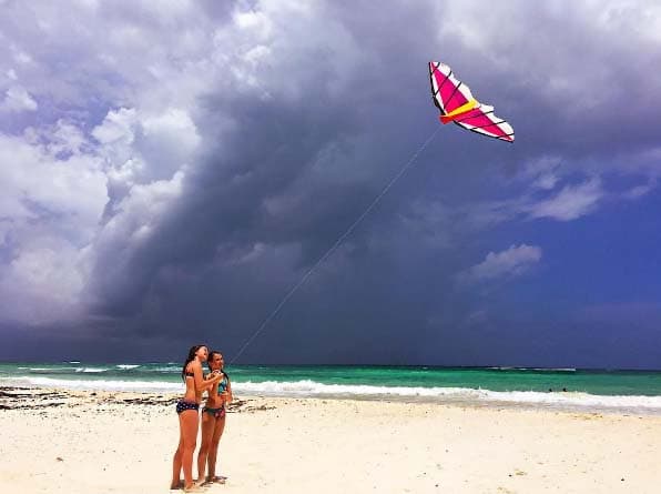 El huracán Earl no impidió la diversión en la playa.