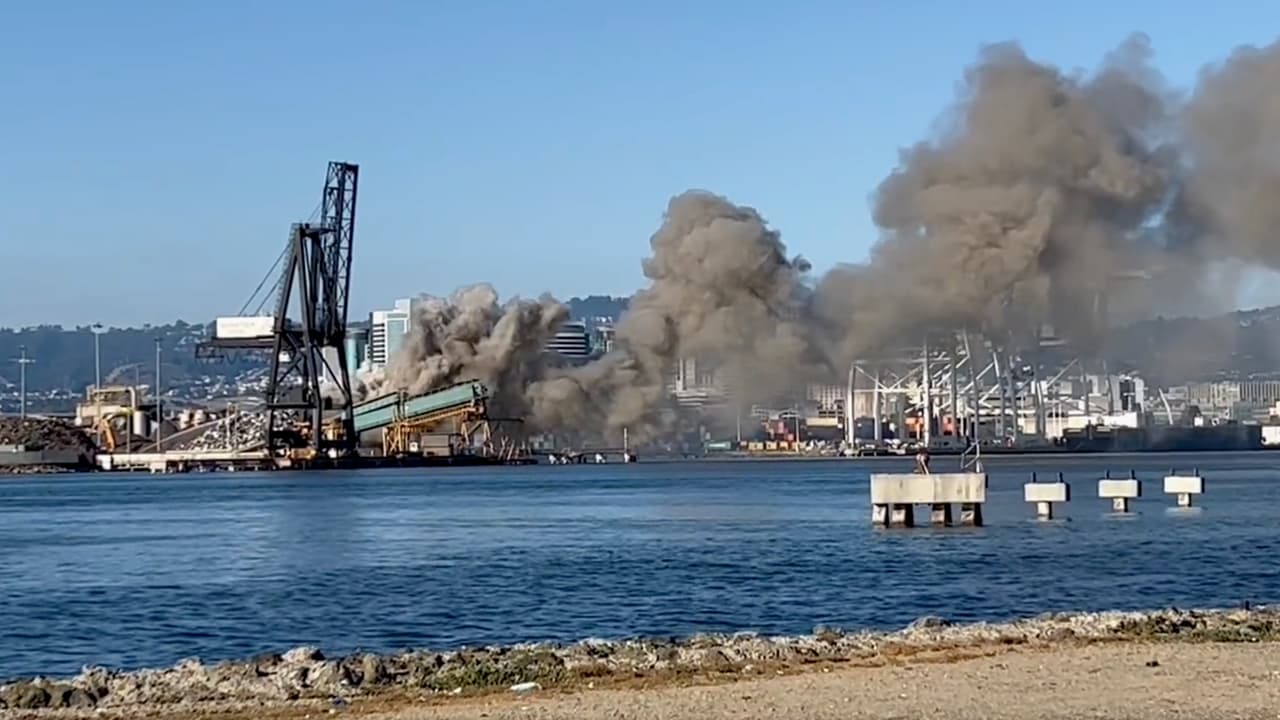 Incendio en el Puerto de Oakland genera una enorme columna de humo que afecta la calidad del aire en la Bahía