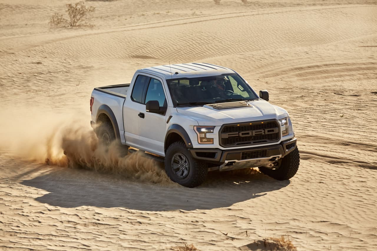 <b>2. Ford F-150 Raptor 2017 - ?</b>: En 2017, después de dos años sabáticos llega una nueva F-150 Raptor, esta vez con un nombre más corto pero con 39 caballos de fuerza más para un total de 450 como cortesía de su V6 bi-turbo EcoBoost gerenciado esta vez por una nueva transmisión automática de 10 velocidades.
<br>
<br>La
<b><a href="http://www.univision.com/noticias/a-bordo/ford-f-150-raptor-2017-prueba-a-bordo-completa-video" target="_blank">Ford F-150 Raptor</a></b> es una de las pickups todoterreno más capaz del planeta, una a la que no le falta poder. En su actual forma la F-150 Raptor es capaz de acelerar de
<b>0 a 60 millas por hora en 5.0 segundos</b>.