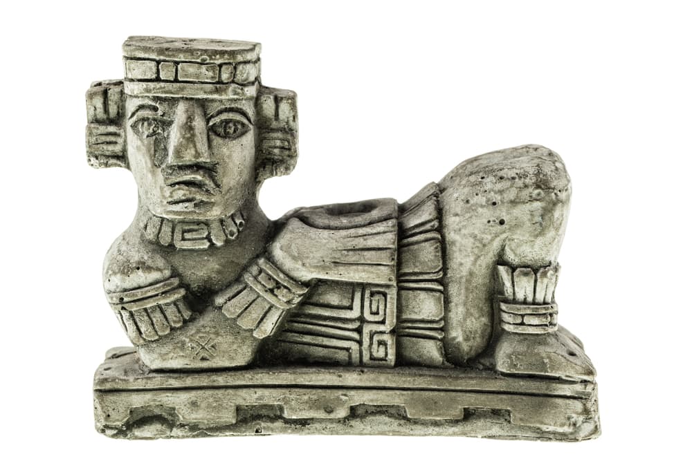 Situado sobre el ombligo del Chac mool, se encuentra un receptáculo que ha sido interpretado como una especie de “antena”, que servía para atraer energía cósmica al plexo solar. El plexo solar estaba gobernado por el astro rey: el Sol. Su carga energética era, para los antiguos, similar al funcionamiento de los chakras.
<br>