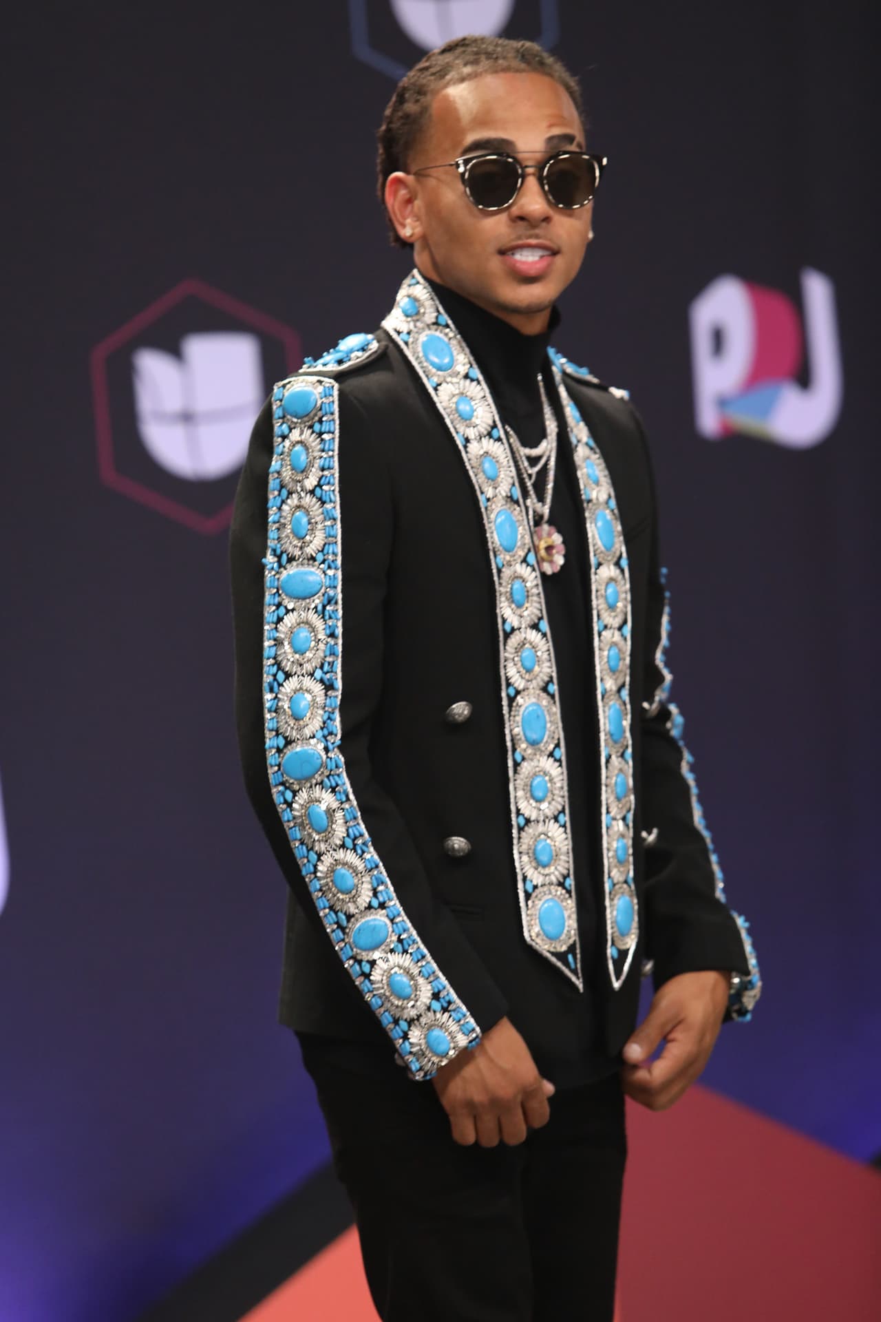 El cantante de música urbana huyó del lugar porque aseguró que estaba con un grupo de personas, incluidos niños, y cuando escuchó los disparos salió corriendo, informó la emisora de radio WKAQ 580.