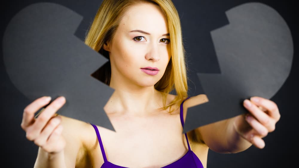 Usualmente, cuando un Aries termina una relación, no le da muchas vueltas al asunto. Por una parte, tienes la seguridad y autoconfianza suficiente para seguir adelante, pero por otro, te 'vale'. Aunque hayas acabado bien o mal, tarde o temprano no te importará. Lo hecho está hecho, lo pasado, lo pasado y tú no te vas a quedar soltando NI UNA lagrimita.