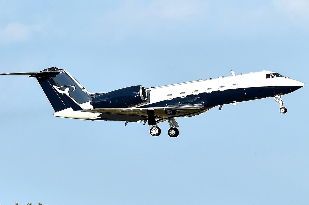 El 20 de diciembre de 2017 el grandeliga Alex Rodríguez recibió temprano a Santa Claus, quien le trajo un jet Gulfstream IV cuyo valor se estima en más de 41 millones de dólares.