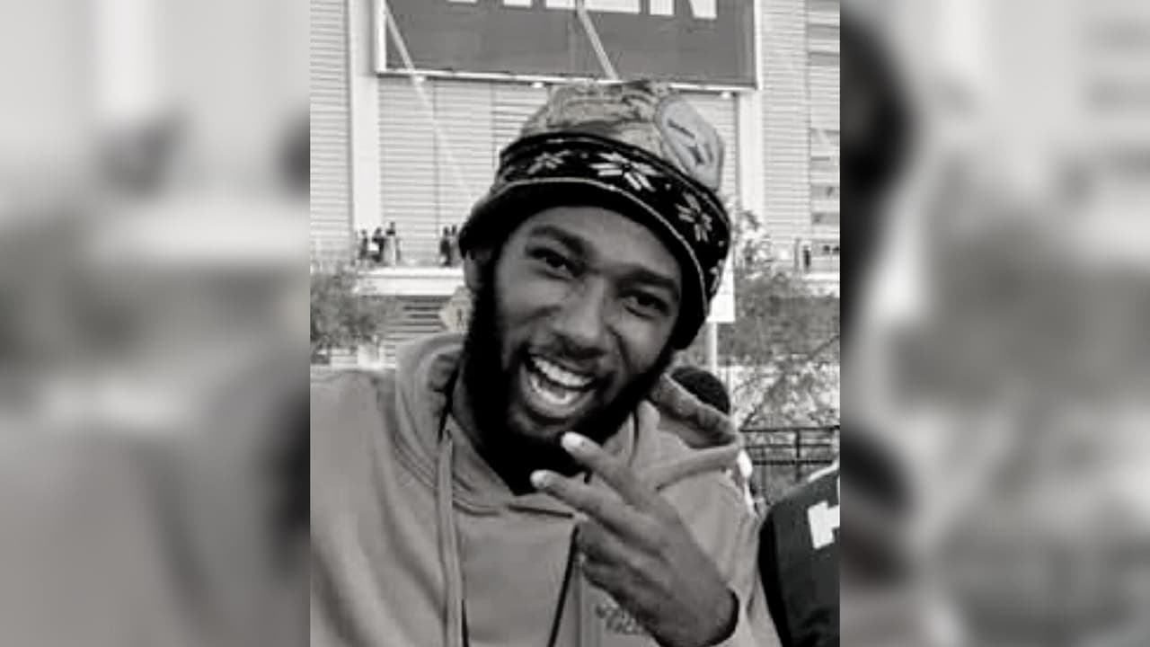 Jones fue baleado al resistirse al arresto y tratar de atacar a los oficiales que iban por él en su departamento de Kent, Wasgington.