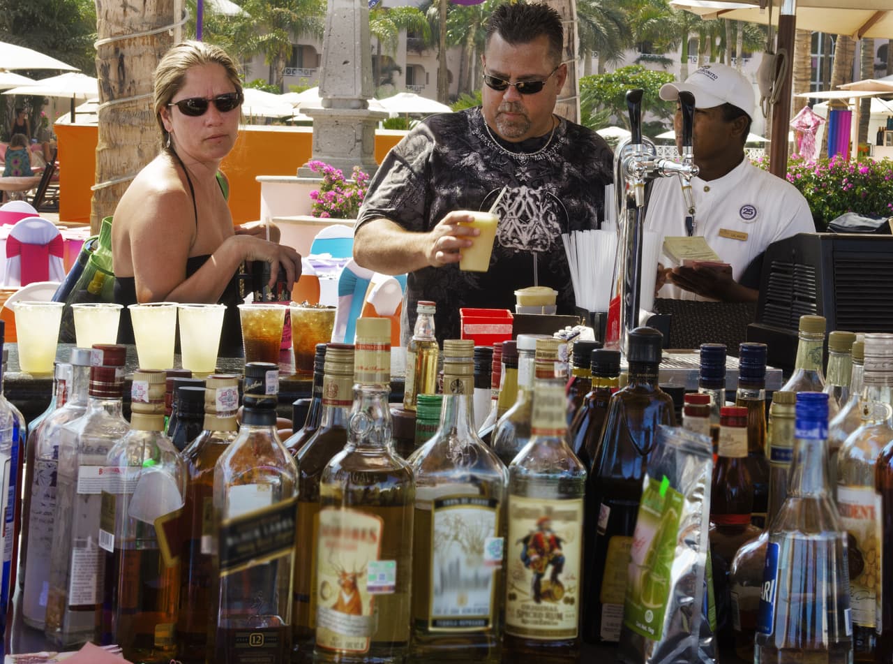 Turistas compran bebidas alcohólicas en las playas de México (archivo)