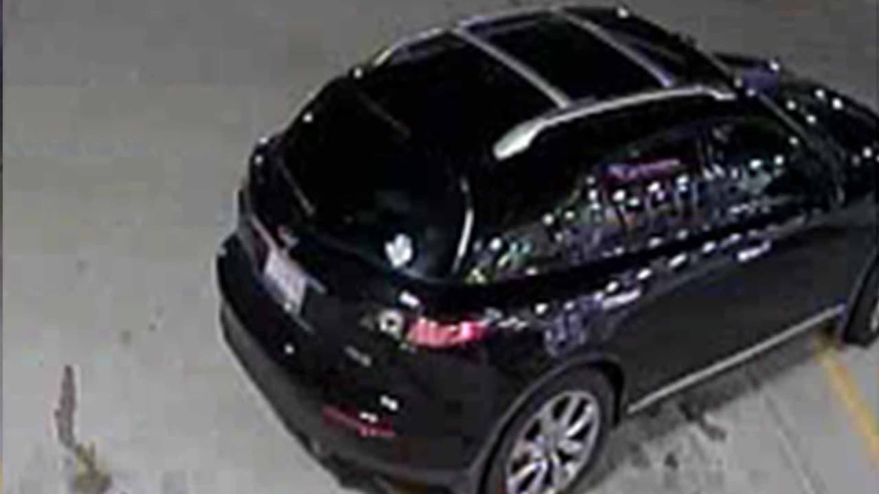 Tiene una calcomanía blanca en el lado derecho de la ventana trasera.