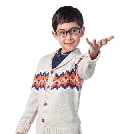 Por su personalidad, es etiquetado como ‘nerd’, sufre bullying en el colegio.