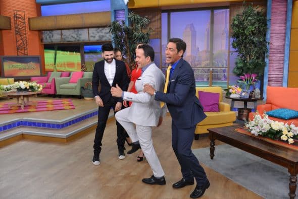 Johnny Lozada fue el encargado de darles la famosa 'patadita de la suerte'.