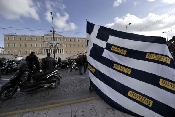 En función de este plan, el gobierno socialista se vio obligado a adoptar medidas estrictas de austeridad para reducir en seis puntos el enorme déficit público, que en 2009 alcanzó el 15.4 por ciento del Producto Interior Bruto (PIB).