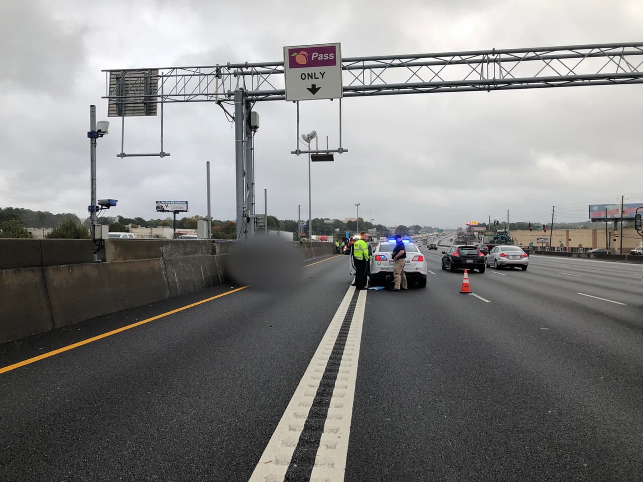 La Policía dijo que encontró a una mujer afroamericana muerta dentro del vehículo y que aún no se había notificado a los familiares.