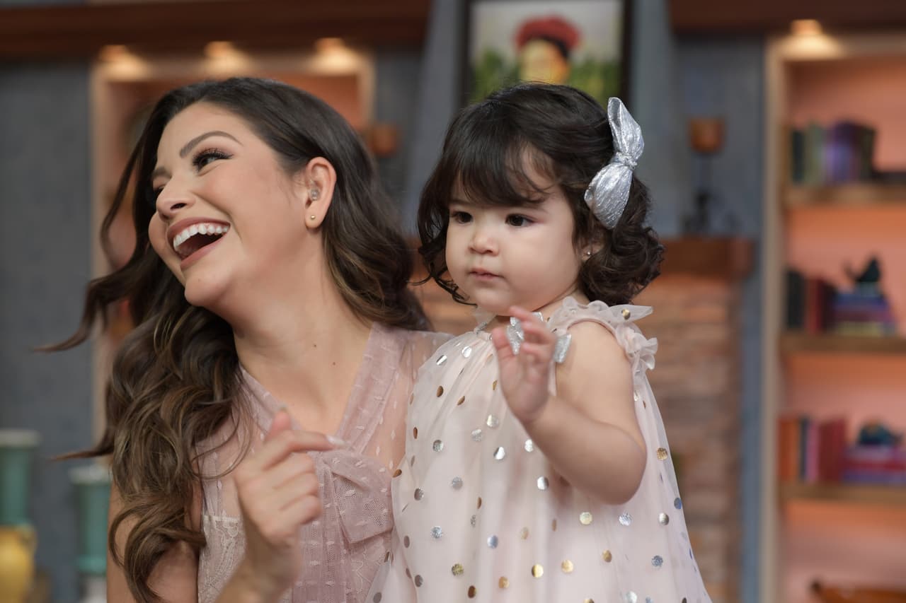 Giulietta ya le sigue los pasos a su mamá y hasta aprendió a hacer el saludo de las reina de belleza.