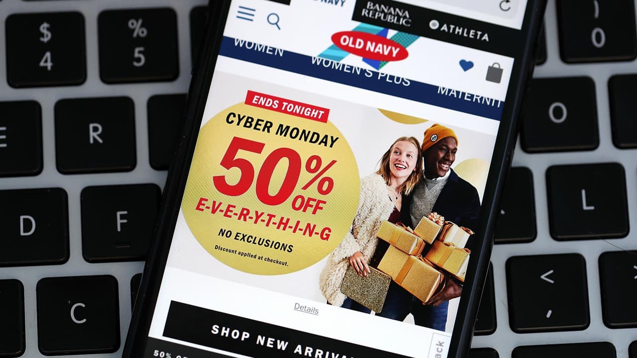 La economía parece no pintar bien para muchos, la inflación sigue preocupando y hay temores de recesión. Sin embargo, millones de personas en EEUU han acudido a tiendas y a sus dispositivos electrónicos para hacer compras navideñas. El panel de jóvenes analistas de Línea de Fuego debate si el panorama es positivo o negativo. Por otra parte, la experta Frances Colón habla sobre lo más significativo de la COP27, que se celebró en Egipto. 
<b><a target="_blank" href="https://vix.com/es-es/canales/channel-callsign-frequancy-news-24-7?utm_medium=internal_referral&utm_source=univision&utm_campaign=evergreen&utm_content=ed_news&utm_term=video">Puedes ver en ViX más contenido gratis</a></b>.