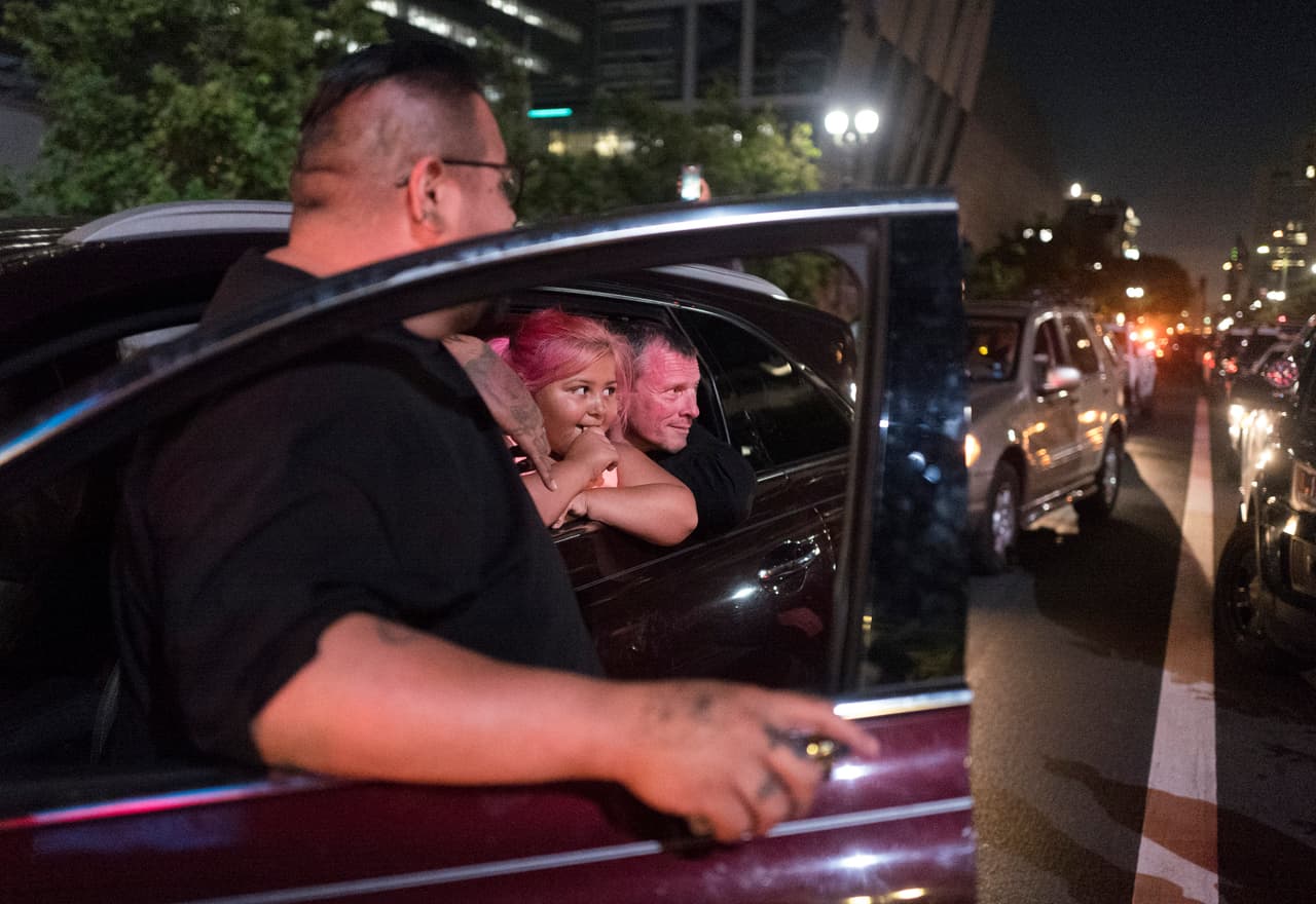 Por varias horas, cientos de vehículos quedaron prácticamente estacionados en las vías públicas en el centro de la ciudad.