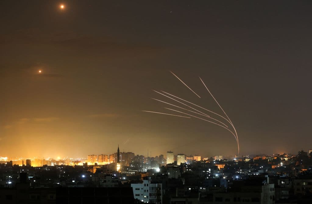 Solo en la madrugada del miércoles, más de 200 cohetes fueron disparados desde Gaza en dirección al sur, a ciudades como Beersheva, y el centro de Israel, en el área de Tel Aviv. Aunque efectivo,
<b>se sabe que el 'Domo de Hierro' no es completamente infalible</b>. Hay quienes advierten que con mayor poderío de fuego su eficacia se ve mermada.