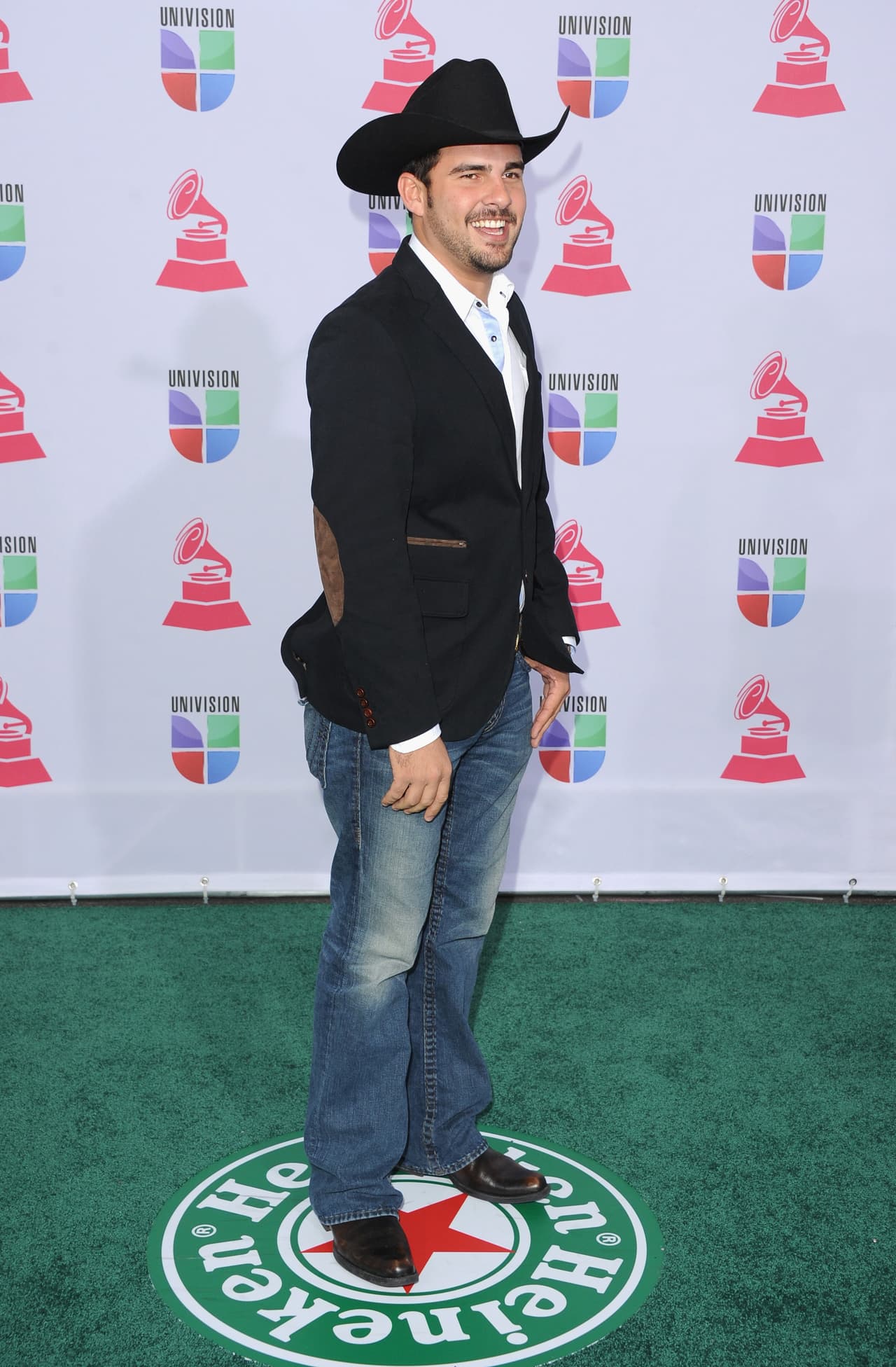 Gerardo Bazúa, mejor conocido como 
<b>Jerry Bazúa</b>, dejó atrás la historia de amor que tuvo con Paulina Rubio y desde el pasado fin de semana inició una nueva página en su vida amorosa.