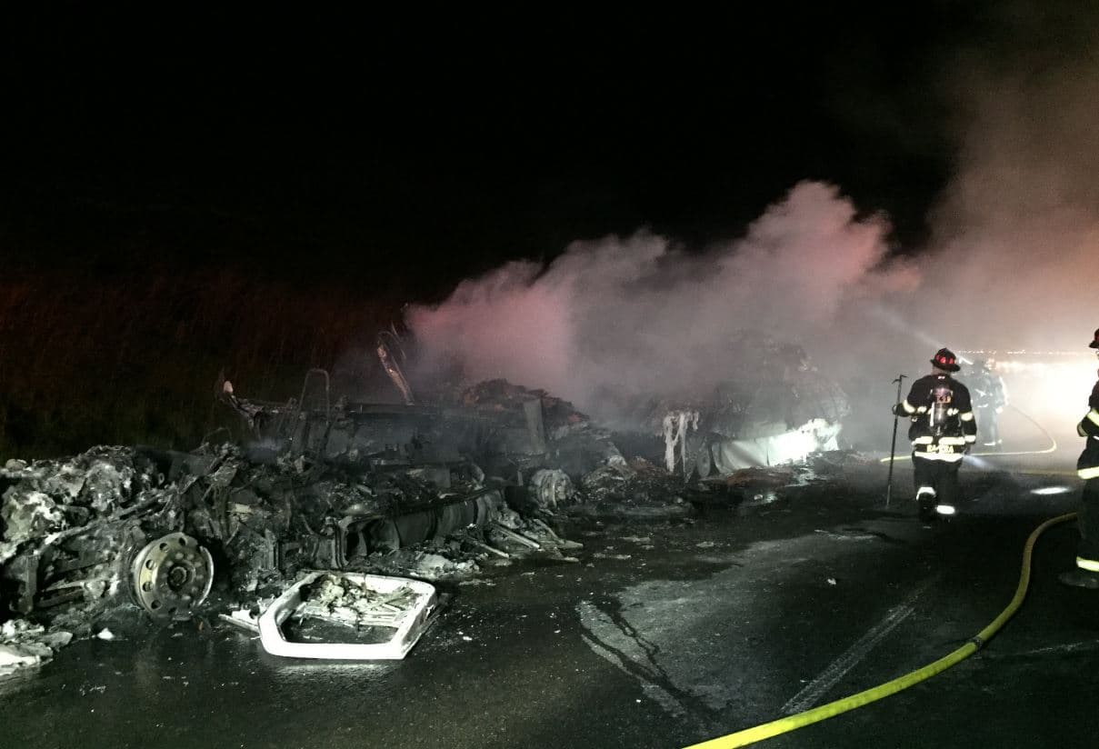 Pesadilla vial: el incendio de un tráiler que transportaba salami y tocino provocó caos en la Autopista 580