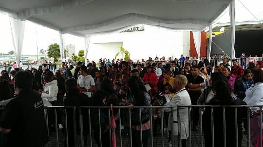 Desde temprana hora, la gente se comenzó a reunir en una plaza comercial del central Estado de México y a pesar de que se pronosticaba una fuerte lluvia, nadie se movió hasta que llegó el joven sonorense.