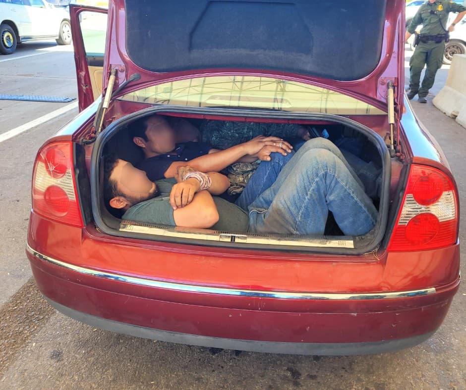 Esconder migrantes en los baúles de los vehículos se vuelve extremadamente peligroso cuando la temperatura supera los 100°, tuiteó la Patrulla Fronteriza. Agentes de la estación de Nogales sacaron a tres ciudadanos mexicanos de la cajuela de un vehículo en el puesto de control I-19. El conductor, un ciudadano estadounidense con amplios antecedentes penales, enfrenta cargos criminales.