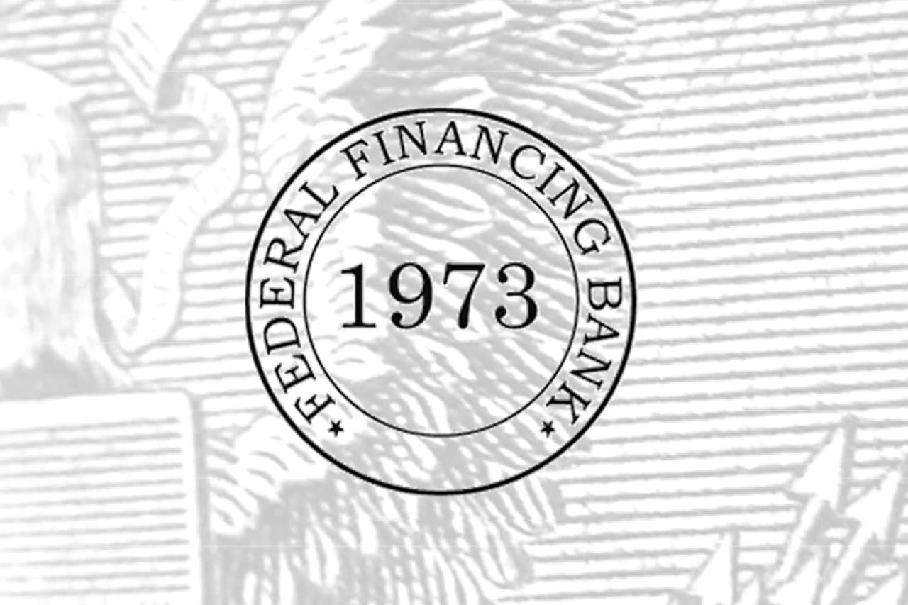 <b>Banco Federal de Financiamiento</b>
<br>
<br>Año de fundación: 1973.
<br>
<br>Industria: finanzas.
<br>
<br>El FFB (por sus siglas en inglés) fue creado por el Congreso en 1973 para 
<a href="https://ffb.treasury.gov/"><u>facilitar y abaratar los préstamos federales, y también minimizar las exigencias de las instituciones privadas</u></a>.
<br>
<br>En 2020 la cartera de préstamos del FFB alcanzó los 81,800 millones de dólares. Los nuevos compromisos crediticios incluyen 6,000 millones de dólares para el Servicio de Utilidades Rurales, 258 millones para cinco Universidades que históricamente sirven a la comunidad afroestadounidense y 421 millones para el Departamento de Vivienda y Desarrollo Urbano.
<br>
