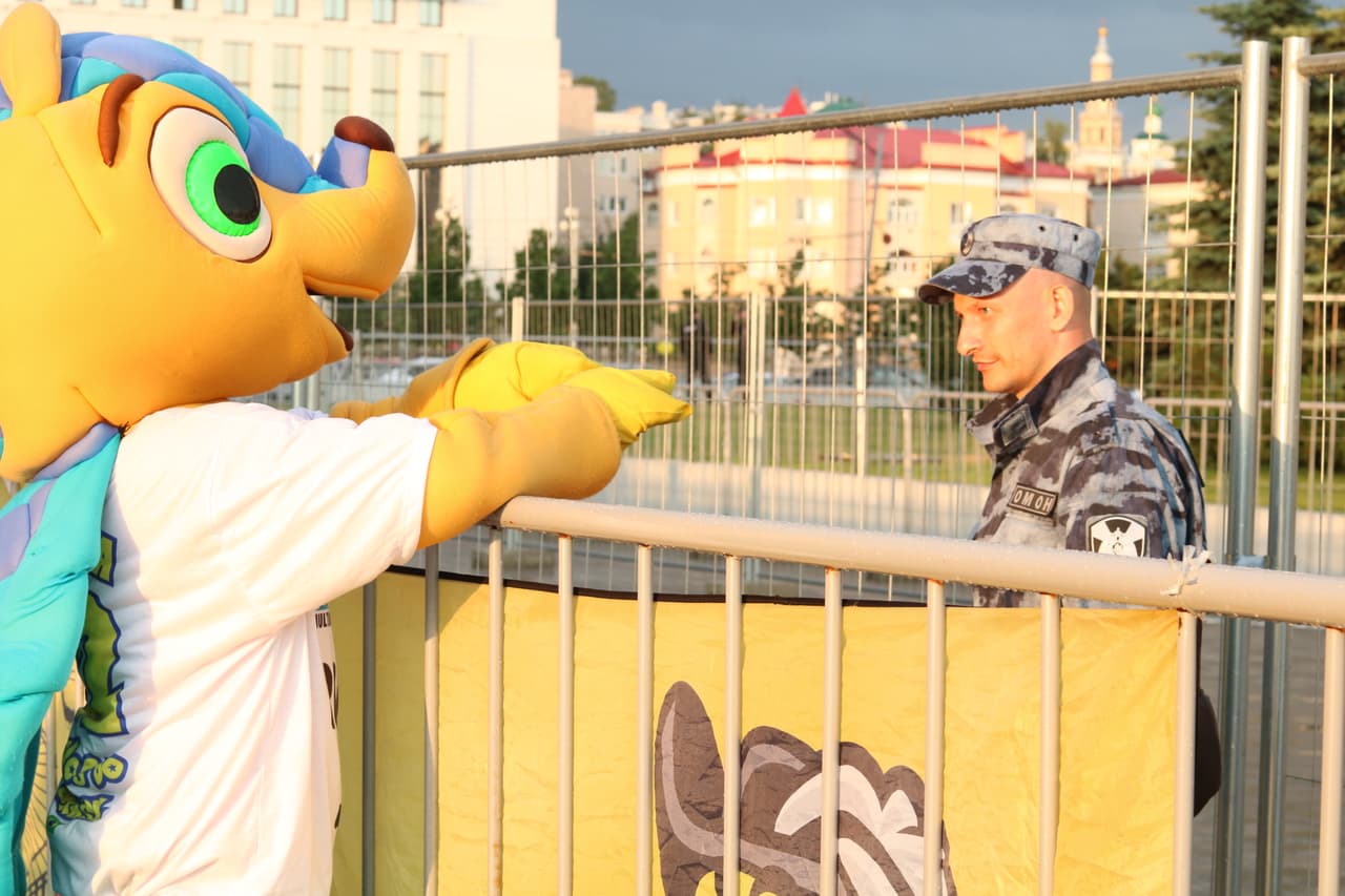 Fuleco, la mascota de Brasil 2014, también se hizo presente en el hotel del Scratch du Oro y 'charló' con los elemento de seguridad.