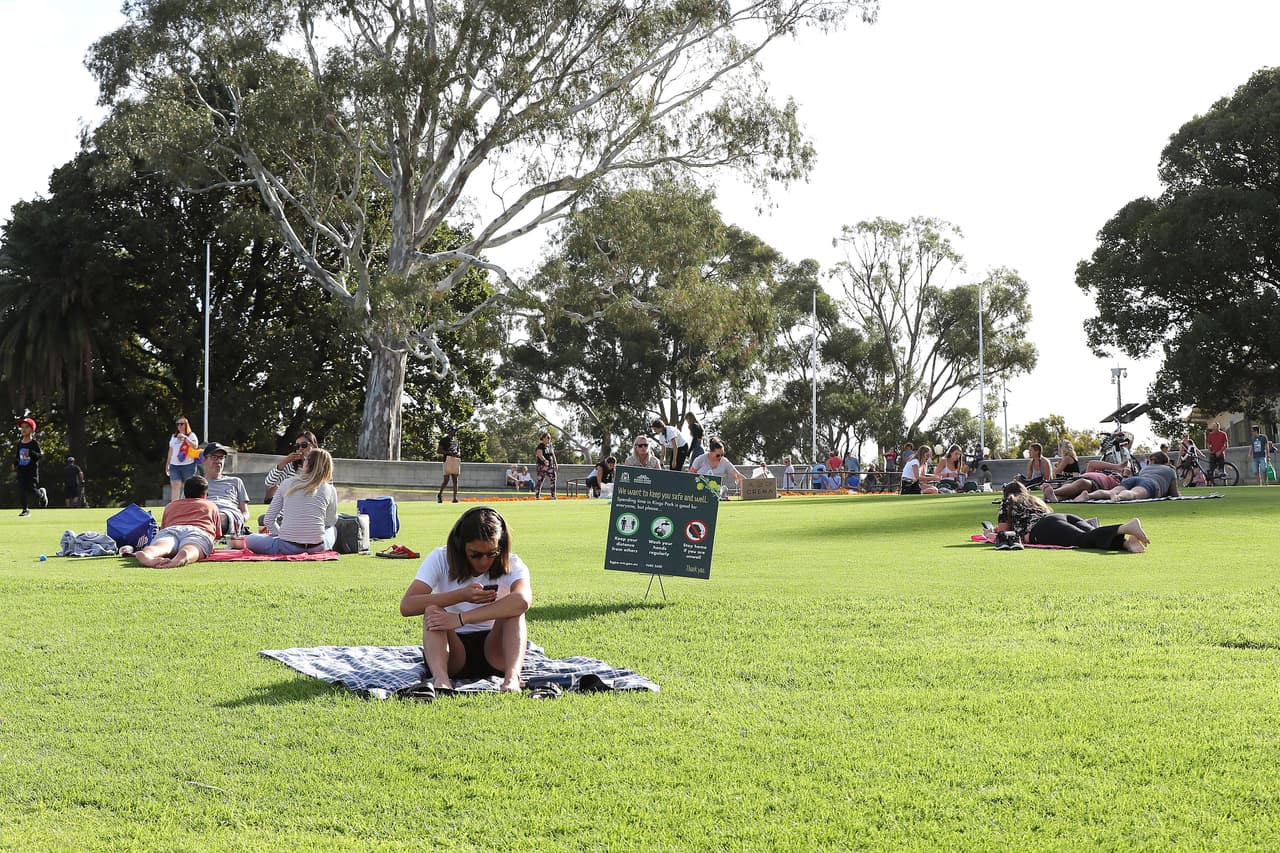 Las autoridades continuarán limitando las reuniones a no más de 10 personas. También reabrirán los parques que han sido cerrados, pero prohibirán la aglomeración de individuos. (Fase 1)