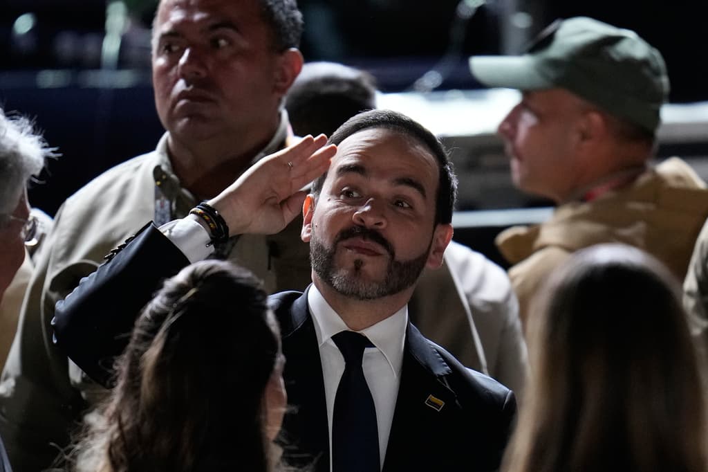 El presidente de Colombia, Abelardo de la Espriella, llega a una vigilia en honor a las víctimas del terremoto en la Plaza Bolívar de Bogotá, Colombia, el viernes 28 de agosto de 2026. (Foto AP/Fernando Vergara)