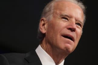 Joe Biden le dice a Colbert que sigue indeciso sobre si hará campaña