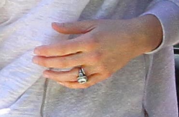 Pudimos ver su anillo de matrimonio.