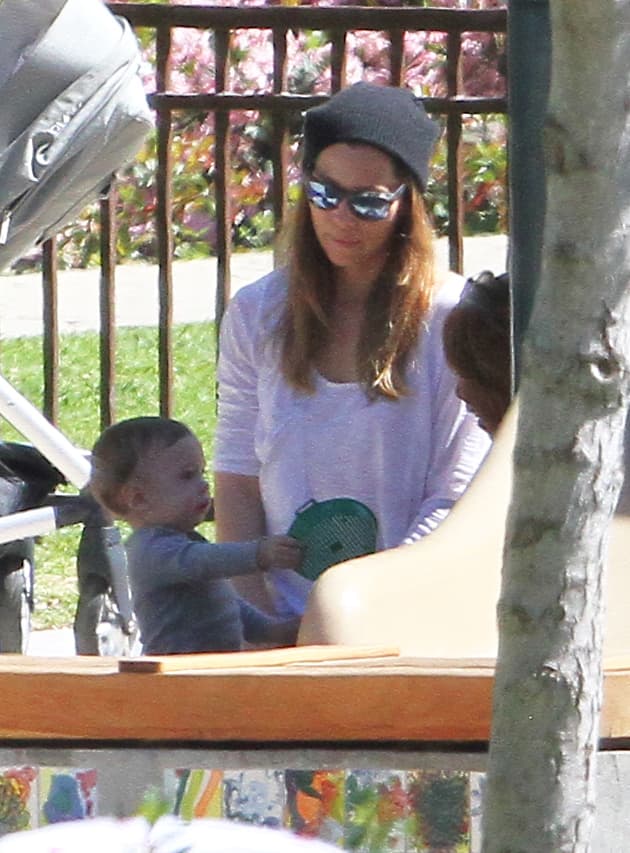 Las cámaras captaron a Jessica Biel haciendo su mejor papel, el de mami.