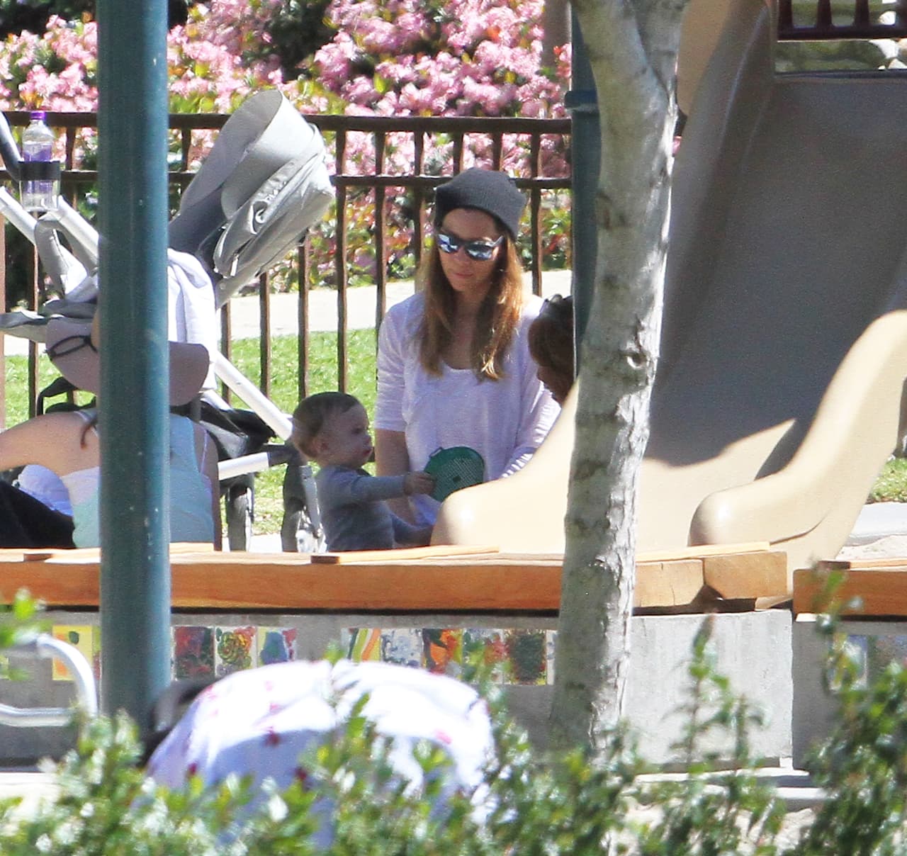 La actriz llevó a su hijito al parque.