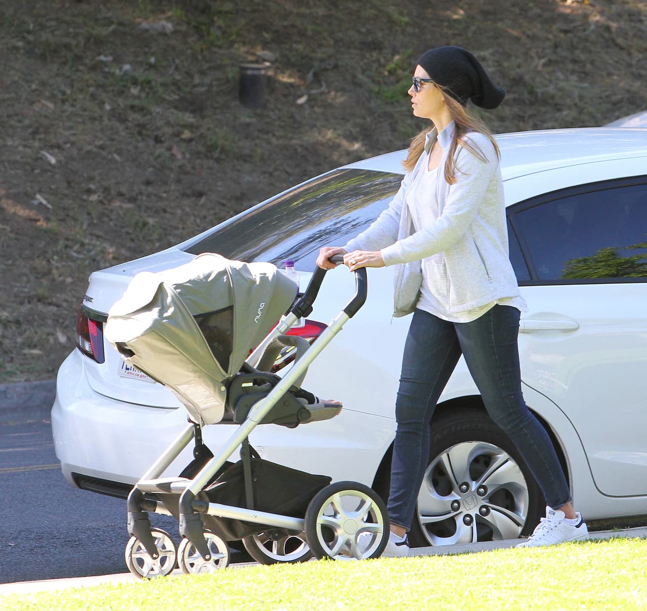 Después de jugar, la estrella de cine decidió regresar a casa.
