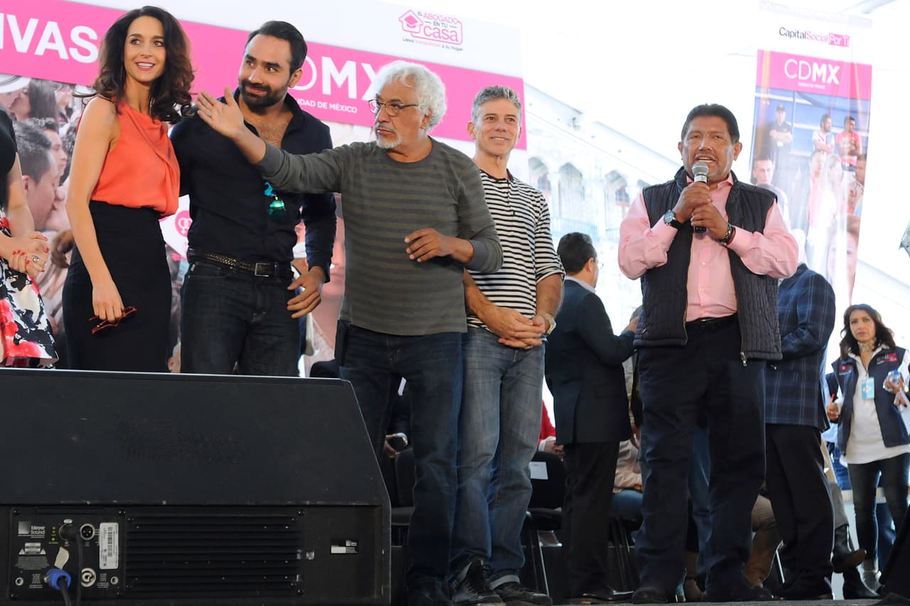 <b><a href="http://www.univision.com/temas/susana-gonzalez">Susana González</a>, Marco Montero, Rafael Inclán, Paco de la O</b> y
<b><a href="http://www.univision.com/temas/juan-osorio">Juan Osorio</a></b> engalanaron la boda de estas 3 mil 400 parejas.