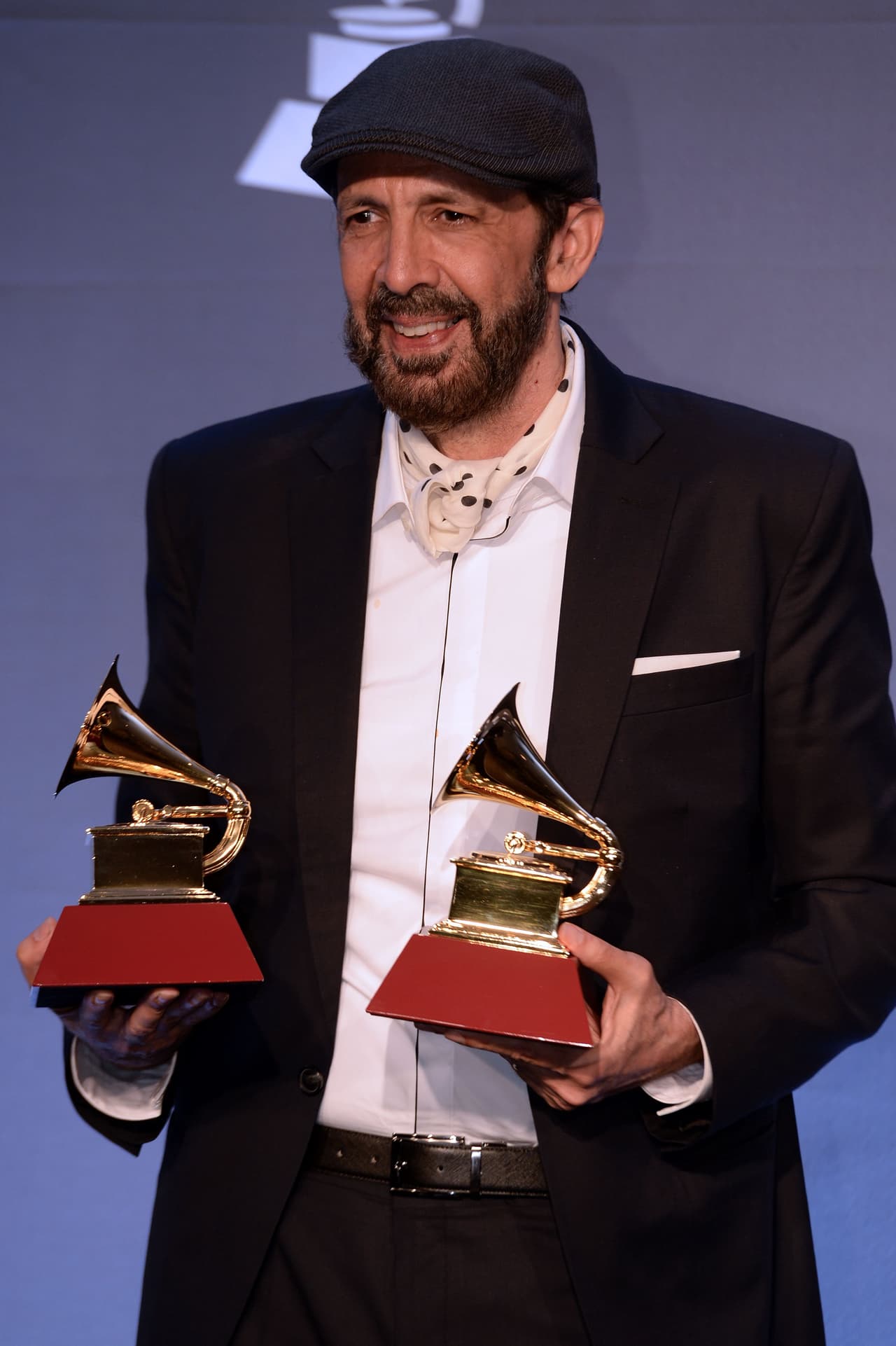 El cantautor y productor dominicano Juan Luis Guerra agregó dos Latin GRAMMY a su colección, pues se llevó el premio al Mejor Álbum Contemporáneo/Fusión Tropical por su disco 'Literal' y Mejor Canción Tropical por su tema 'Kitipun'.