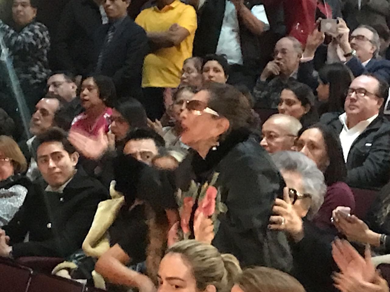 Ofelia Fuentes, madre de Edith, se puso de pie para decir "Te amo hijita, te voy a extrañar" y lanzaba besos al escenario.