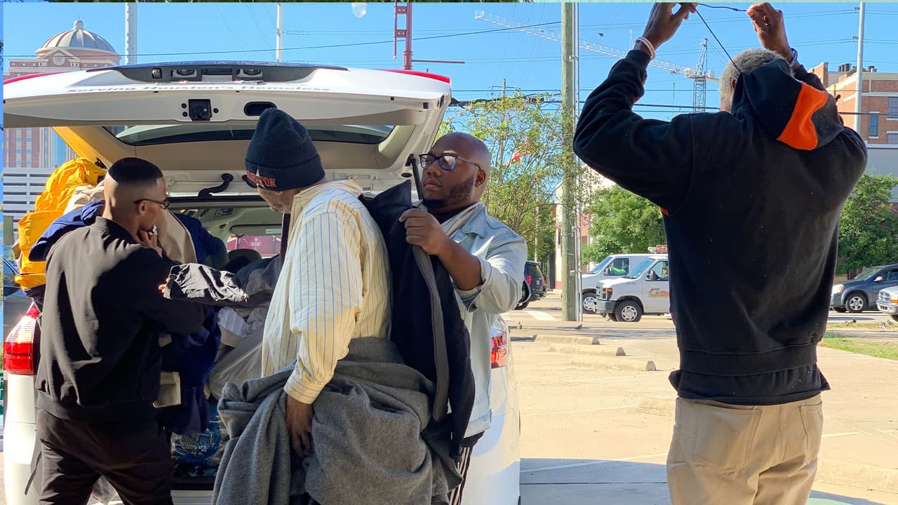 La ropa que regalan proviene de donaciones de la comunidad y la iniciativa privada.